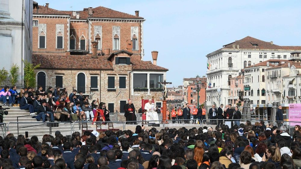 教宗在威尼斯囑咐青年：放下手機，關注他人